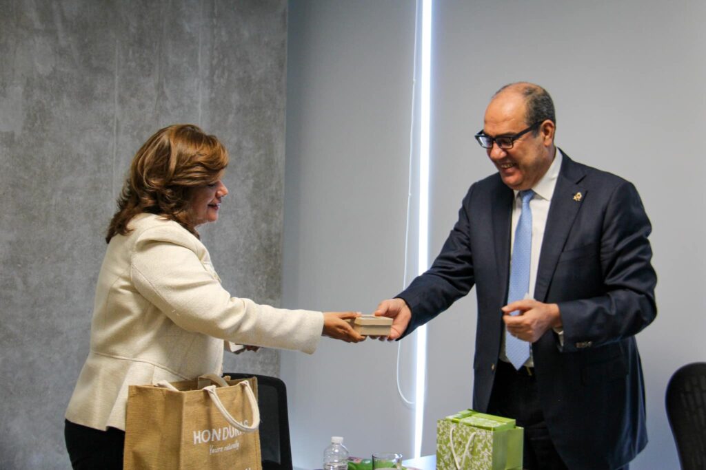 Embajador de Jordania, Adli Qasem Alkhaledi