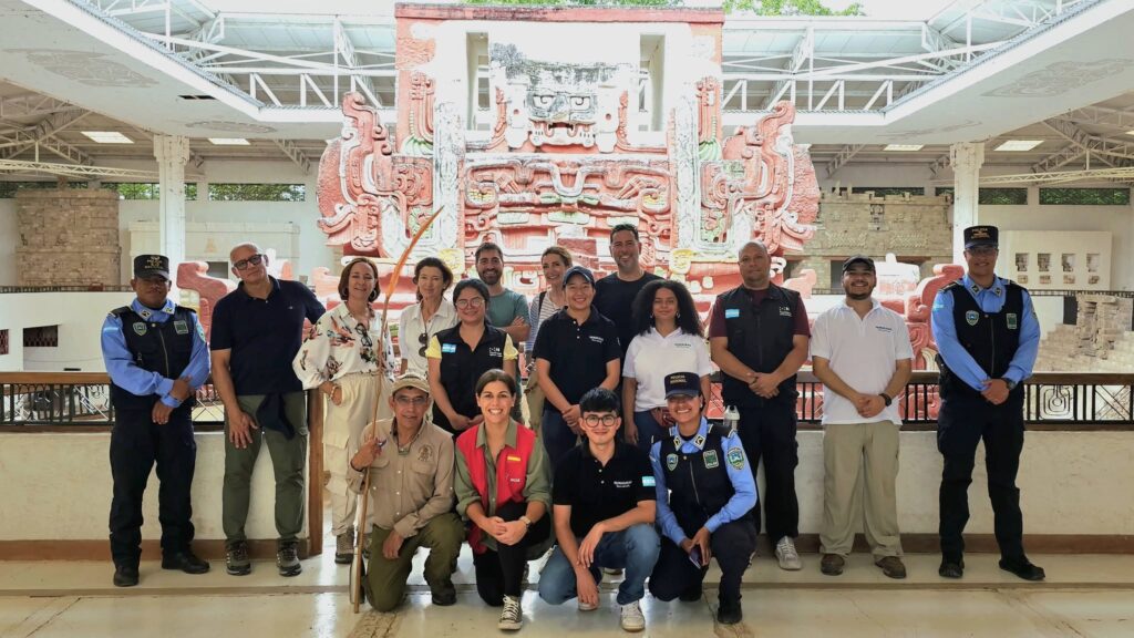 Los visitantes se adentraron en los vestigios de la antigua civilización maya.