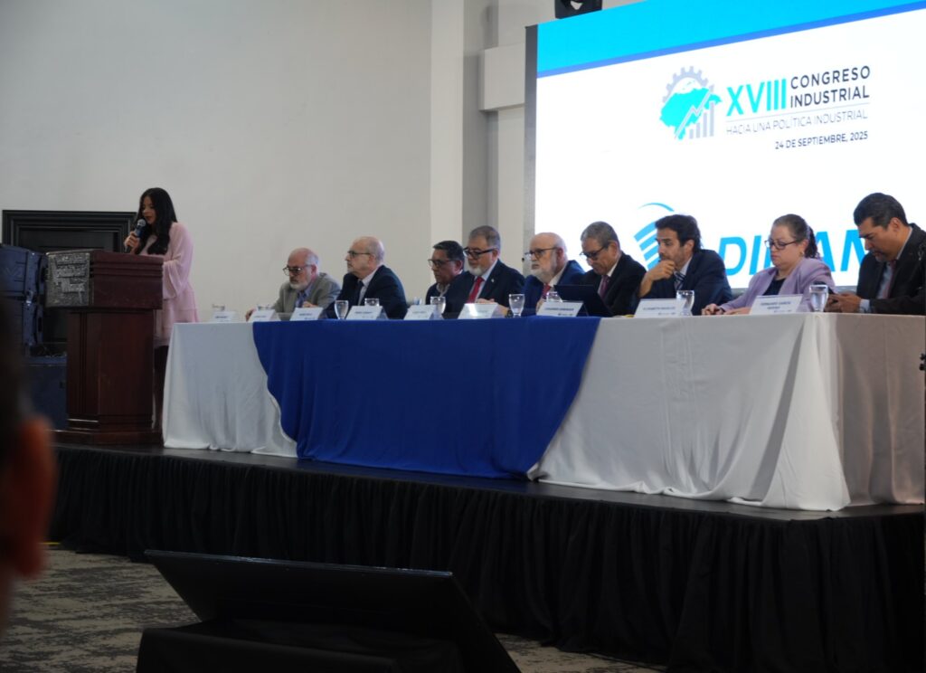 mesa principal, el presidente nacional de la ANDI, Robert Vinelli; el representante regional de ONUDI para Centroamérica, Johannes Dobinger; el ministro de Desarrollo Económico, Fredis Cerrato.